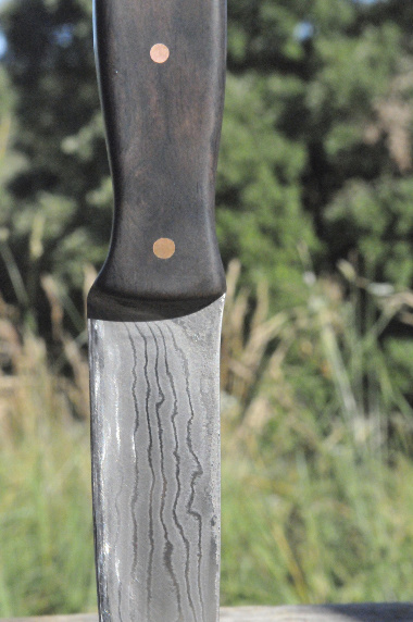 couteau fixe avec lame Damas, manche en bois foncé
