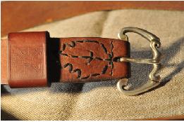 ceinture en cuir avec boucle moulée en bronze